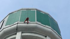 Tim Damkar Butuh 1,5 Jam untuk Selamatkan Drone yang Tersangkut di Water Toren Setinggi 20 Meter