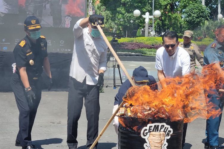 Wali Kota Surabaya, Eri Cahyadi saat memusnahkan rokok ilegal, Rabu (20/8/2025).