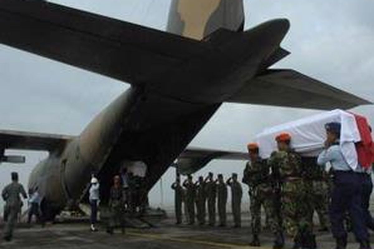 Sebanyak 44 jenazah korban kecelakaan jatuhnya pesawat Hercules jenis C-130 dengan nomor registrasi A1325, usai disemayamkan di hanggar skuadron 15 Lanud Iswahjudi, Magetan, Jawa Timur, Kamis (21/5), dipulangkan ke tempat asal antara lain Jakarta, Bandung, Pontianak, Makasar, Yogyakarta, Malang, dan Nusa Tenggara Barat.     