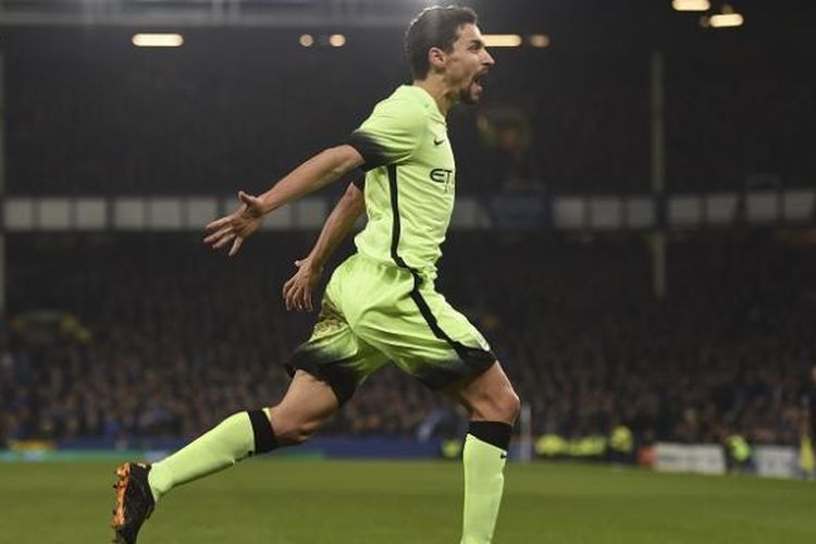 Gelandang Manchester City, Jesus Navas, melakukan selebrasi usai mencetak gol ke gawang Everton pada semifinal pertama Piala Liga Inggris di Stadion Goodison Park, 6 Januari 2016.