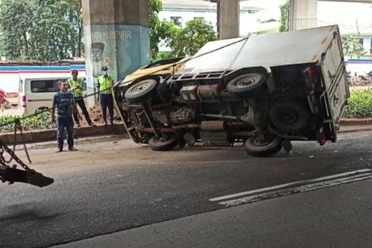 Sebuah truk boks bernomor polisi B 9317 BCF terguling di jalur cepat Jalan DI Panjaitan, wilayah Jatinegara, Jakarta Timur, Jumat (20/5/2022), sekitar pukul 09.00 WIB. 