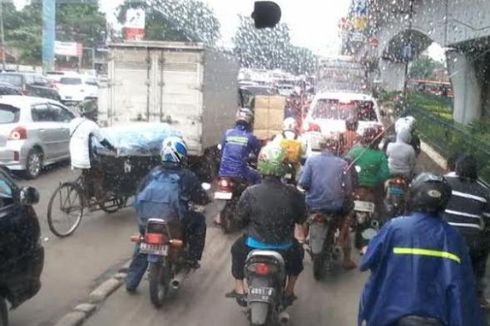 Genangan dan Jalan Rusak, Arah Senen-Cempaka Putih Macet