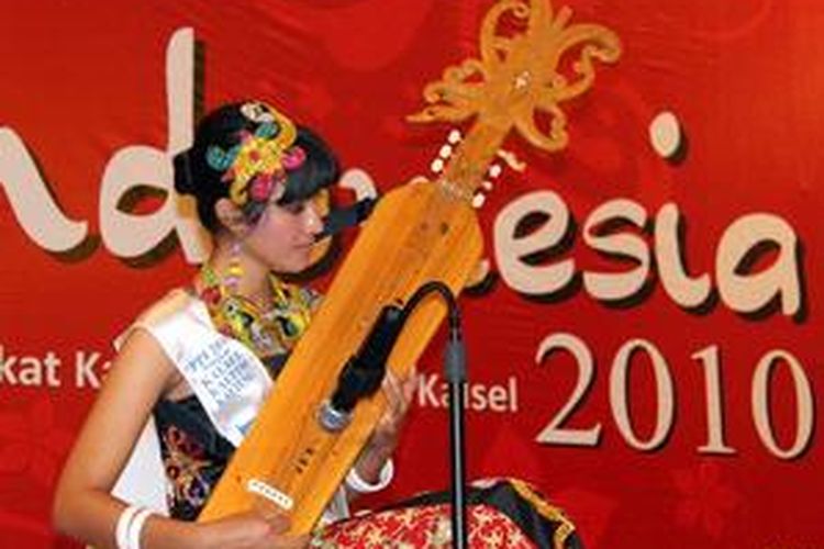 Unjuk Bakat dalam PPI 2010 regional Kalimantan didominasi tarian, namun Syarifah Nadhila Sabrina (22) memilih memainkan alat musik kecapi khas Kaltim. Meski tak menyandang predikat puteri berbakat, Nadila berhasil memakai selendang puteri berbusana daerah terbaik di ajang PPI 2010 Kalimantan.