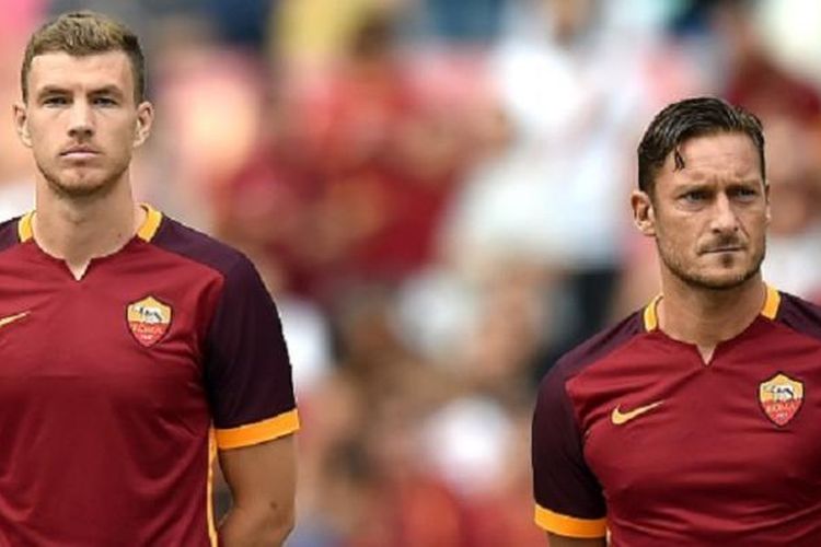 Edin Dzeko dan Francesco Totti berdiri berdampingan jelang laga persahabatan antara AS Roma dan Sevilla, 14 Agustus 2015. 