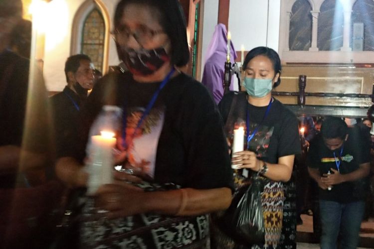 Foto: Prosesi Logu Senhor pada Ibadat Jumat Agung di Paroki Santo Ignatius Loyola Sikka, Kabupaten Sikka, NTT, Jumat (15/4/2022) malam. 