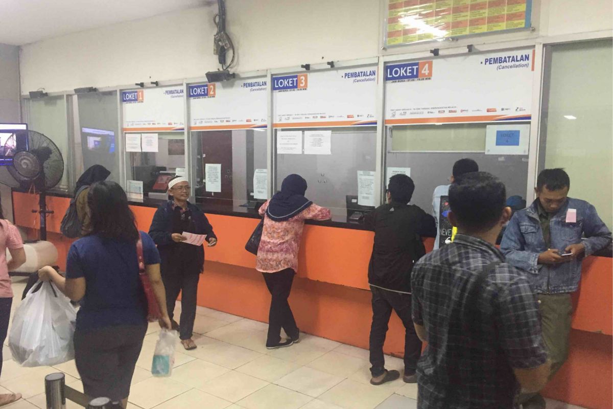 Sejumlah calon penumpang kereta api di Stasiun Pasar Senen, Jakarta Pusat harus menunggu hingga berjam-jam untuk bisa melakukan pembatalan tiket kereta. 

