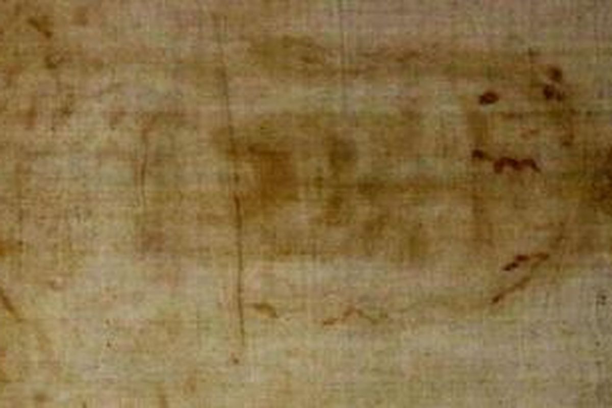 Shroud of turin, kain legendaris yang dipercaya merupakan kain kafan Yesus. 