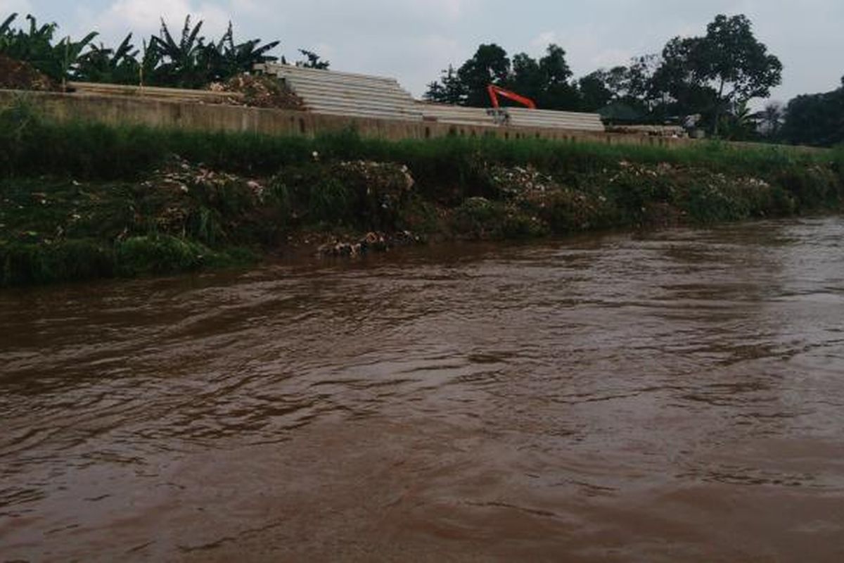 Kondisi tepian Sungai Ciliwung di wilayah Rindam Jaya, Condet, Jakarta Timur, setelah dinormalisasi. Rabu (25/5/2016)