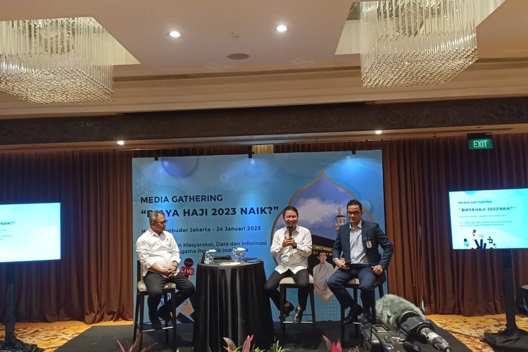 Dirjen Penyelenggaraan Haji dan Umrah Hilman Latief membeberkan alasan dibalik naiknya Biaya perjalanan ibadah haji (Bipih) dalam konferensi pers di Jakarta Pusat, Selasa (24/1/2023). 