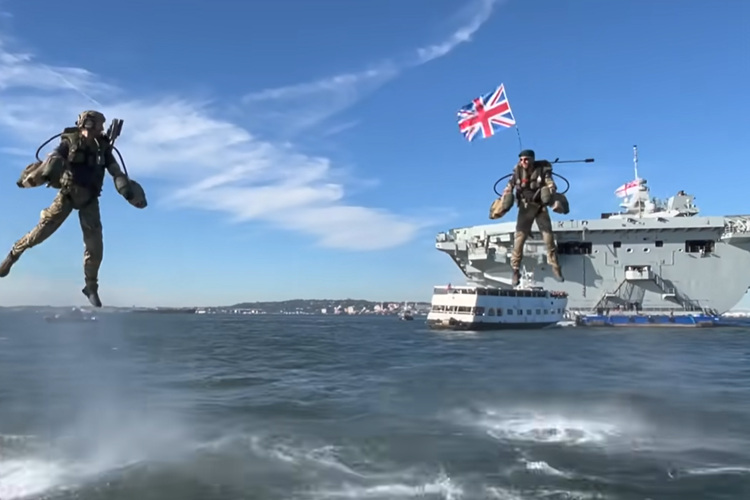 Tangkap layar pasukan Iron Man Angkatan Laut Kerajaan memamerkan perangkat jet terbaru yang memungkinkan mereka terbang di atas Kapal Induk HMS Queen Elizabeth, di Pelabuhan New York dalam kegiatan Atlantic Future Forum. 
