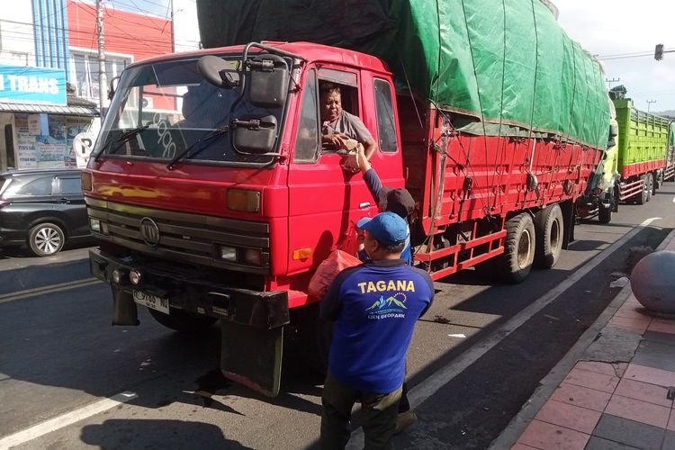 Sopir yang terjebak kemacetan di Pelabuhan Ketapang mendapatkan pambagian nasi bungkus dari Pemkab Banyuwangi. 