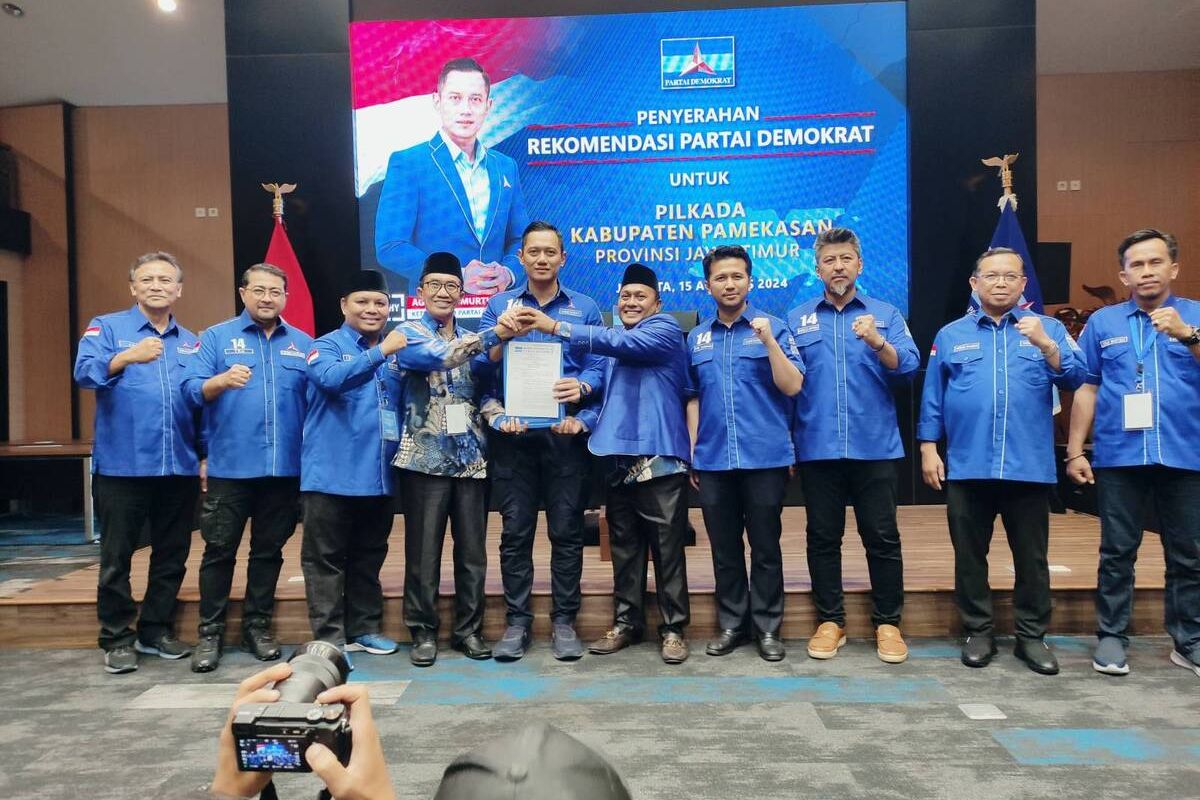 Ketua Umum Partai Demokrat Agus Harimurti Yudhoyono saat menyerahkan surat rekomendasi kepada pasangan Kholilurrahman dan Mohammad Sukri sebagai bakal calon bupati dan wakil bupati Pamekasan pada Pilkada 2024.