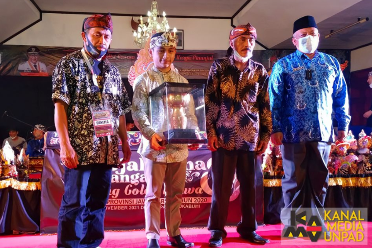 Mahasiswa Fakultas Ilmu Komunikasi Universitas Padjadjaran (Unpad) Khanha Shandhika meraih juara Pinilih I kategori dalang dalam ajang Binojakrama Padalangan 2021.