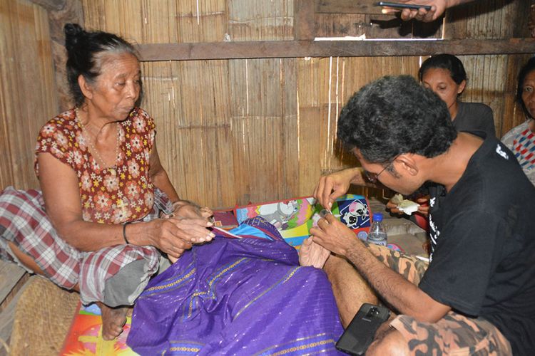 Pater Avent Saur SVD menggunting kuku tangan dari penderita gangguan jiwa di Kampung Mbapo, Desa Lembur, Kecamatan Kota Komba, Kab. Manggarai Timur, Flores, NTT, Sabtu (9/2/2019). 