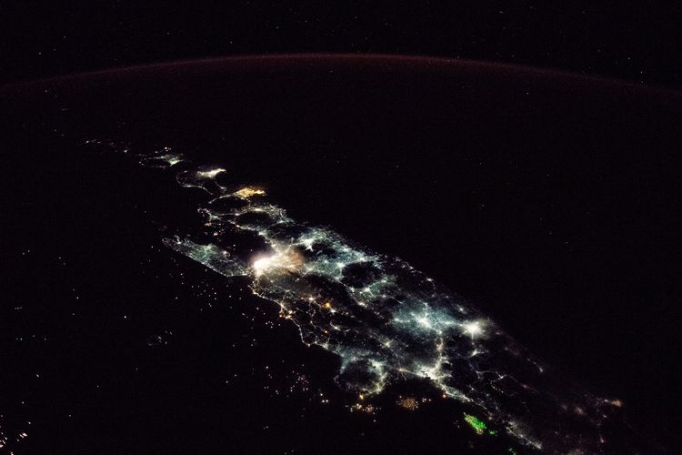 Inilah Pulau pada malam hari yang diabadikan oleh citra satelit Badan Antariksa Amerika Serikat (NASA) pada 2018 lalu.