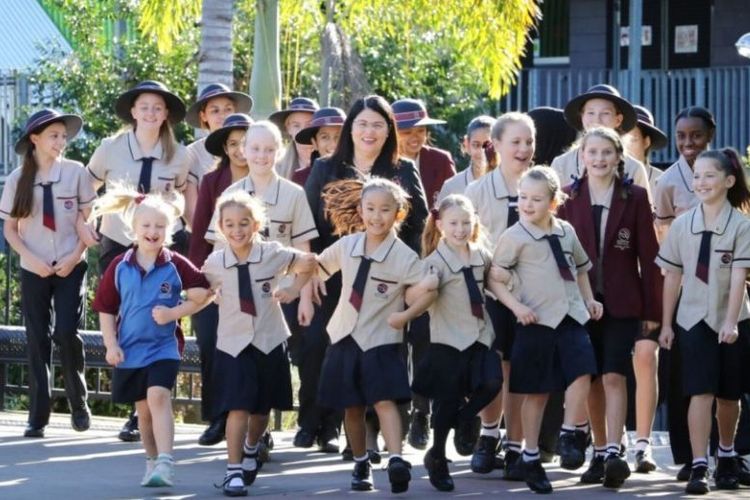 Murid perempuan di sekolah Stretton College bersama Menteri Pendidikan negara bagian Queensland di Australia, Grace Grace. (Pemerintah Queensland via The New Daily)