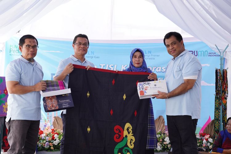 Subholding PLN Energi Primer Indonesia (PLN EPI) bersama anak perusahaannya, PT PLN Energi Gas, melaksanakan kolaborasi program Tanggung Jawab Sosial dan Lingkungan (TJSL) bersama dengan Kelompok Usaha Bersama (KUB) Sejahtera Padaidi yang memproduksi Tenun Samarinda di Kecamatan Samarinda Seberang, Kalimantan Timur.
Kiri kanan Yusuf, PLT Direktur Operasi PT PLN Energi Gas; Edwin Bangun, PLT Direktur Utama PT PLN Energi Gas; Sumarni Liong, Ketua KUB Sejahtera Padaidi; dan Timotius Robert, Assistant Manager TJSL PT PLN Energi Primer Indonesia.