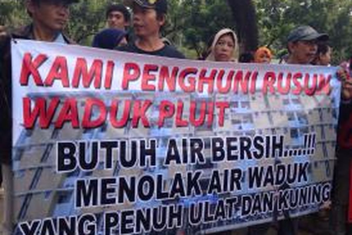 Penghuni Rusunawa Muara Baru melakukan aksi unjuk rasa di depan Balai Kota, Kamis (10/9/2015). Aksi unjuk rasa terkait penyediaan air bersih di rusun relokasi warga Waduk Pluit tersebut. 