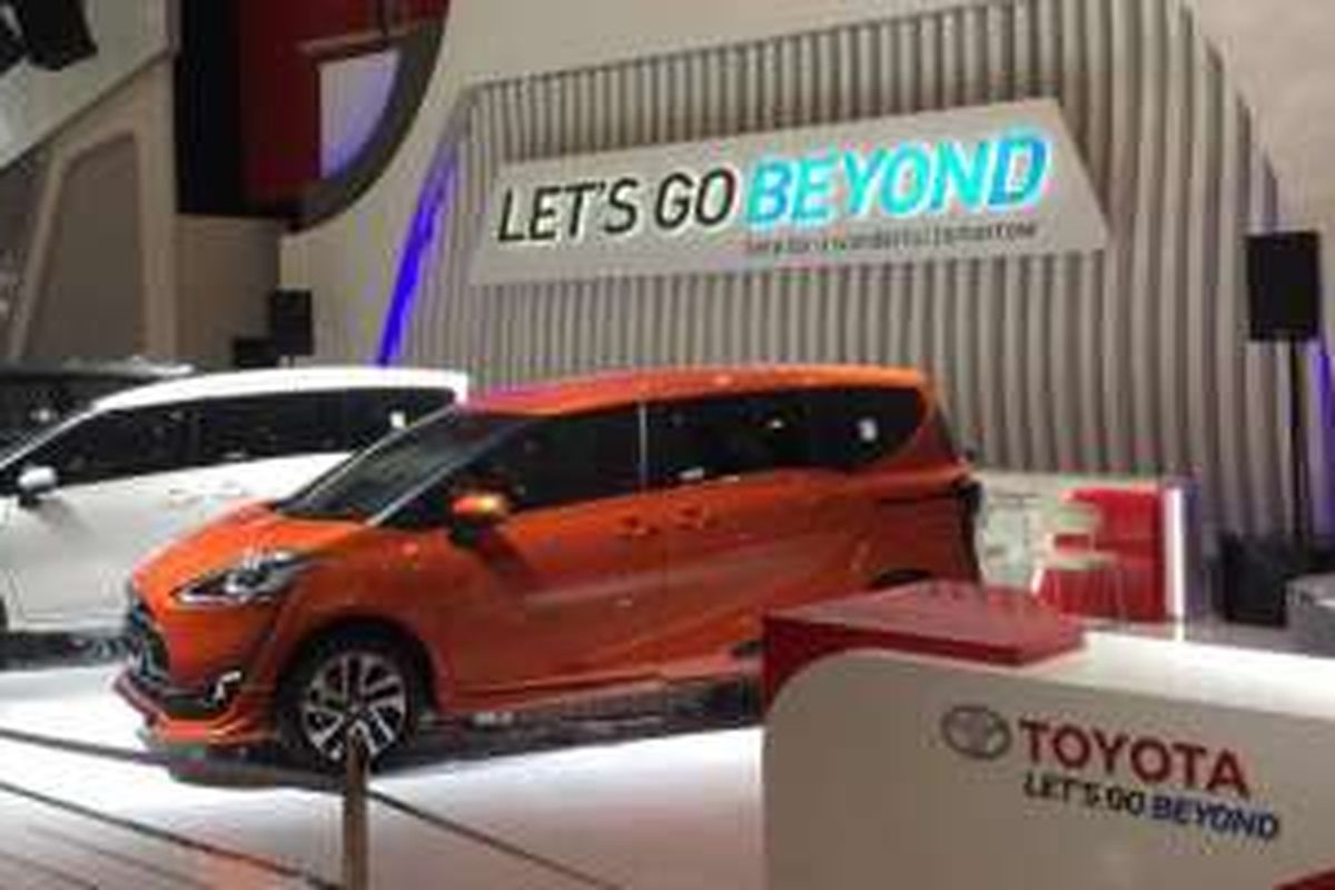 Suasana Toyota Let's Go Beyond di Surabaya.
