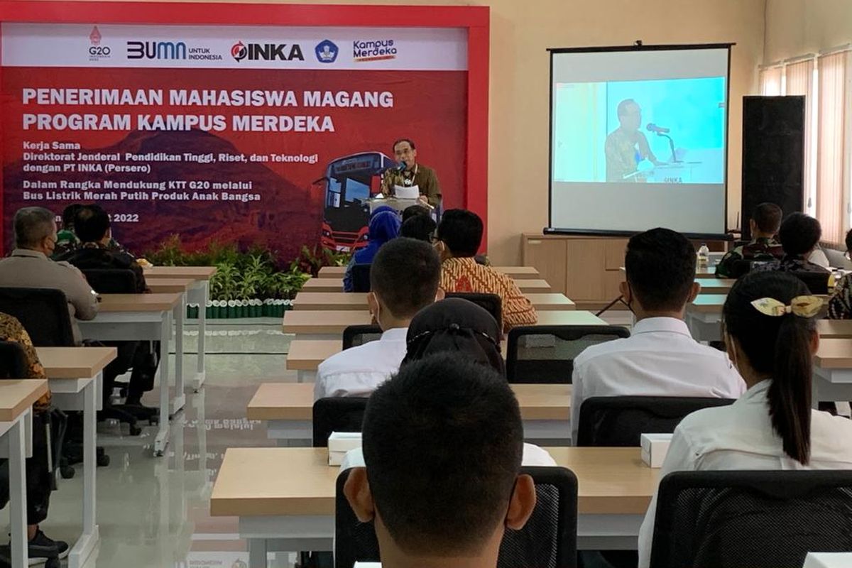 BUKA—Direktur PT INKA Budi Noviantoro membuka program 100 mahasiswa magang dari 19 perguruan tinggi, Jumat (11/3/2022). Mahasiswa yang magang digembleng sekaligus langsung praktek membuat bus listrik merah putih yang akan digunakan dalam KTT G20 di Bali.