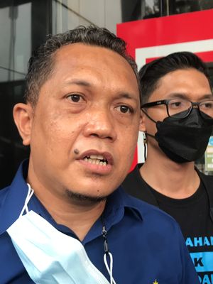 Parta Rakyat Adil Makmur (Prima) melaporkan Menteri Koordinator Bidang Kemaritiman dan Investasi Luhut Binsar Pandjaitan dan Menteri BUMN Erick Thohir ke Komisi Pemberantasan Korupsi (KPK), Kamis (4/11/2021).