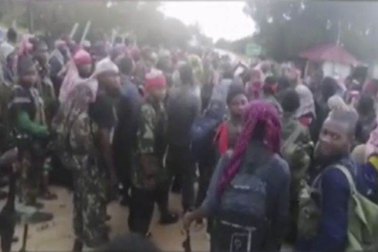 Gambar yang diambil dari video milisi, dirilis oleh media milik ISIS, AMAQ, pada 29 Maret 2021 memperlihatkan para milisi berada di dekat lokasi strategis di Palma, Mozambik, di mana mereka mengeklaim menguasai kota tersebut setelah konflik berdurasi lima hari.