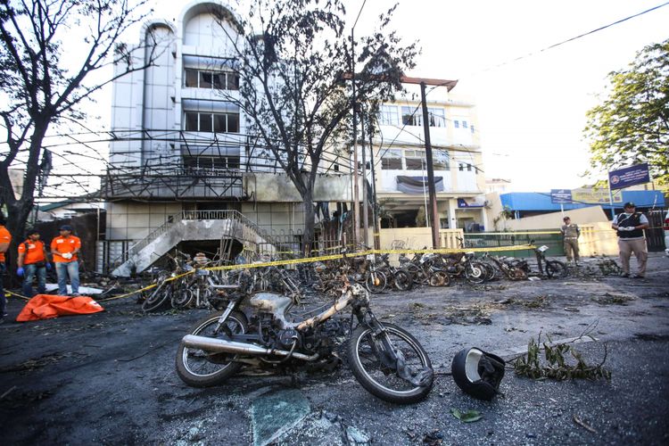 Petugas kepolisian saat olah TKP di Gereja Pantekosta Pusat Surabaya (GPPS) di Jalan Arjuna, Surabaya, Jawa Timur, Minggu (13/5/2018). Hingga pukul 12.30 WIB, jumlah korban ledakan di 3 gereja mencapai 10 korban meninggal dan 41 luka-luka.