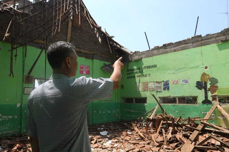 Penampakan ruang kelas SDN Catakgayam 1 Kabupaten Jombang, Jawa Timur, setelah atapnya ambruk.