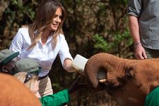 Kunjungi Kenya, Melania Trump Beri Makan Bayi Gajah dan Bersafari