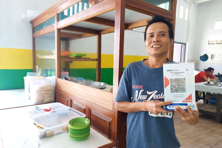 Tarkum selaku perwakilan manajemen warung soto H Imam di Depok menunjukkan QRIS BRI yang ada di warung soto tersebut.