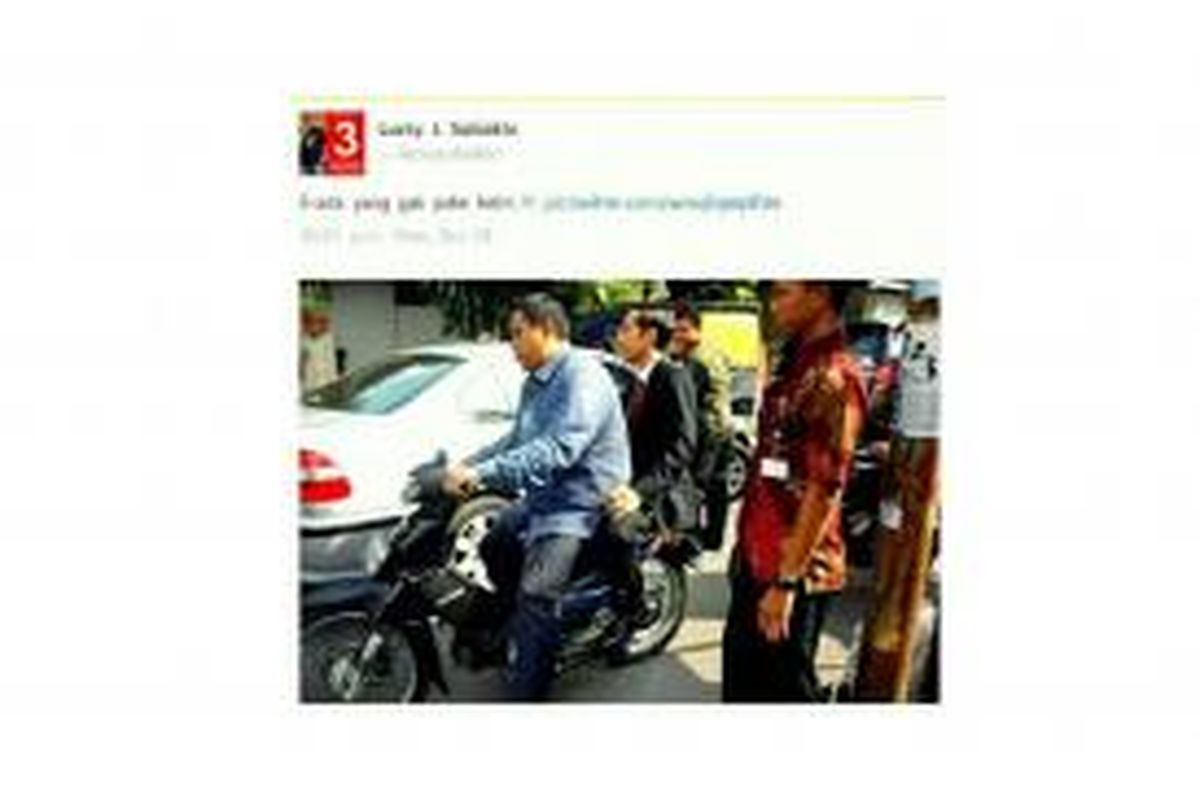 Sebuah foto yang menunjukkan presiden terpilih Joko Widodo tengah dibonceng sebuah sepeda motor yang dikendarai seorang pria ramai diperbincangkan di media sosial Twitter, Rabu (15/10/2014) pagi.