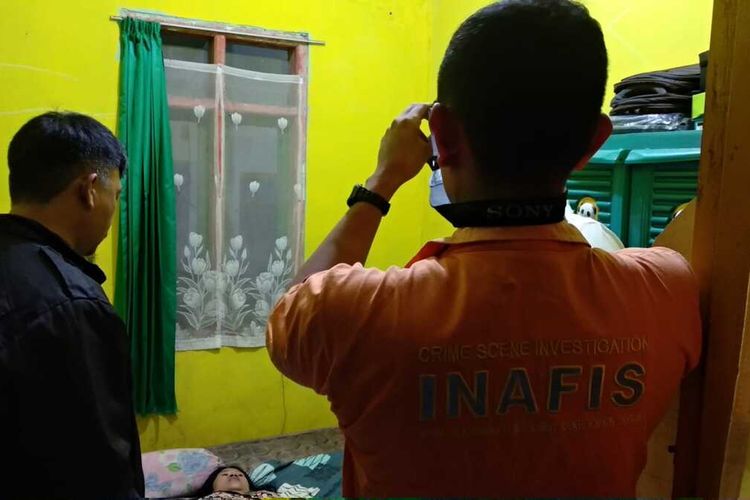 Petugas Kepolisian sedang menyelidiki kejadian perampokan oleh pelaku yang berpura-pura sebagai pengantar paket di Sambongpari, Mangkubumi, Kota Tasikmalaya, Jawa Barat, Kamis (3/3/2023).