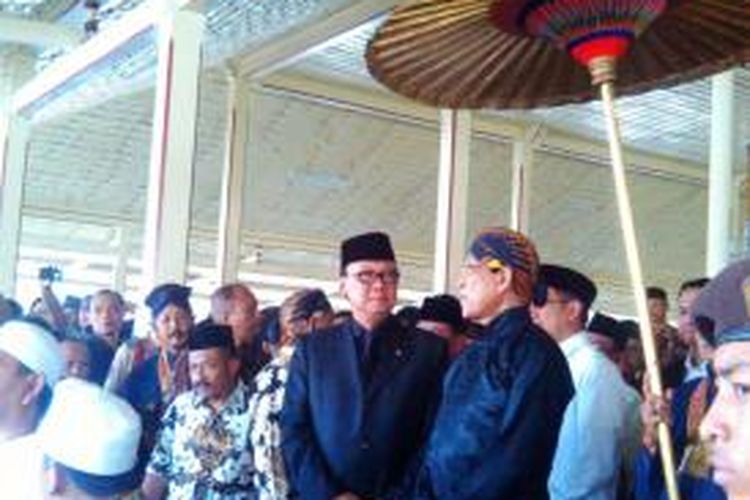 Sri Sultan HB X saat berbincang dengan Menteri Dalam Negeri Tjahjo Kumolo di Pura Pakualaman
