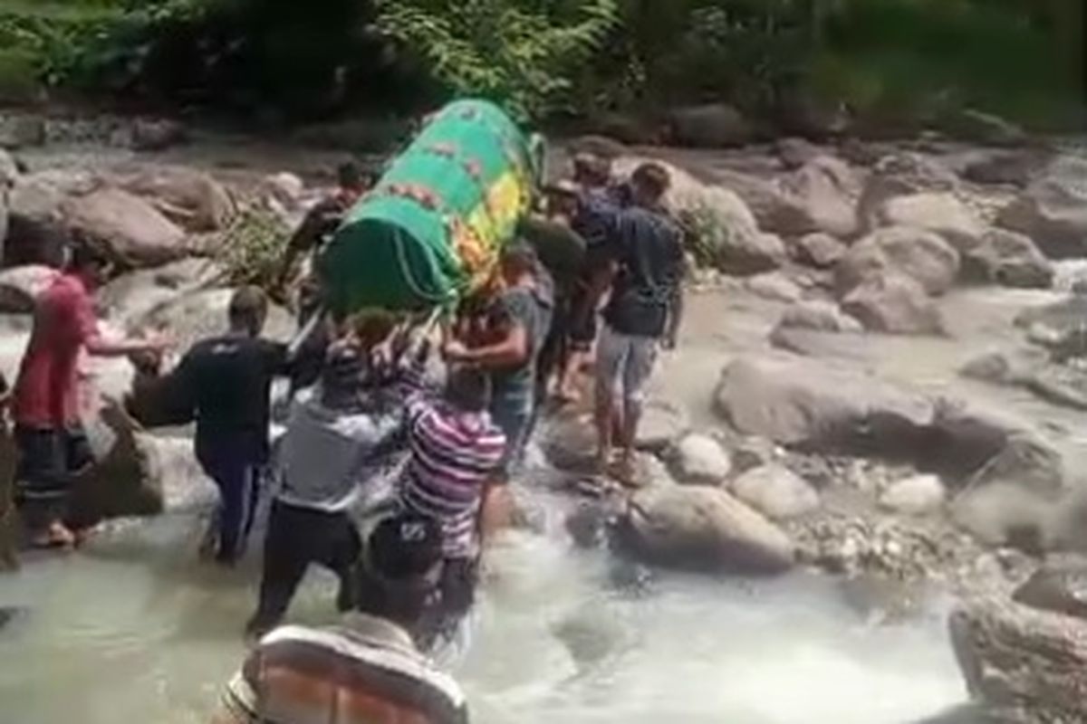 Keranda yang diusung dengan melewati sungai menuju pemakaman umum kembali terjadi di Kabupaten Ponorogo warga menggotong keranda menyeberangi sungai yang berbatu menuju pemakaman yang berada di seberang sungai karena salah satu pemilik tanah di jalan menuju pemakaman melarang warag melintasi jalan yang merupakan satu satunya menuju ke pemakaman.