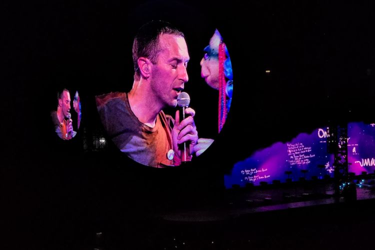 Vokalis Coldplay, Chris Martin saat membawakan sebuah lagu di konser Coldplay, di Singapore National Stadium, Kallang Singapura