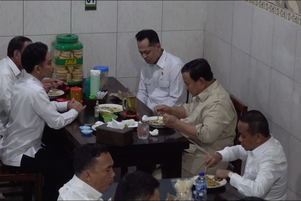 Saat Prabowo, Makan dengan Jokowi dan Gibran Didampingi Kepala BAPPISUS...
