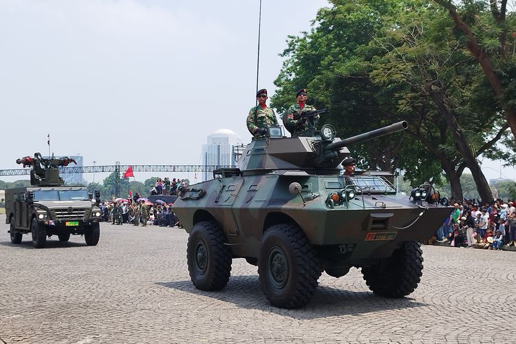 Warga menyaksikan parade alutsista dalam rangka HUT TNI ke-78 di kawasan Monas, Gambir, Jakarta Pusat, Kamis (5/10/2023).