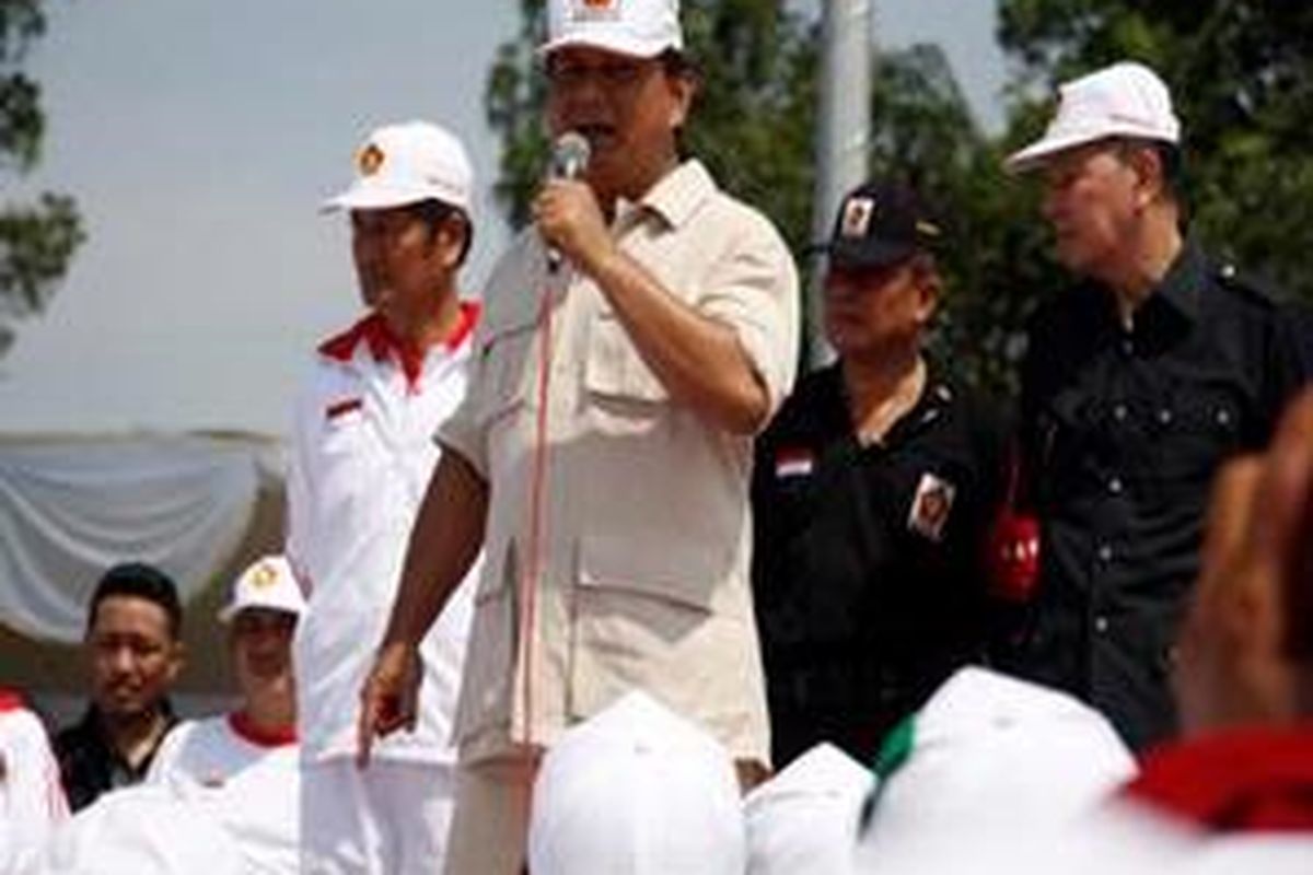 Ketua Dewan Pembina Partai Gerakan Indonesia Raya (Gerindra), Prabowo Subianto memberikan pengarahan kepada calon legislatif (caleg) dan kader partai dalam pembukaan orientasi Candradimuka 1 di Lapangan Bumi Perkemahan Cibubur, Jakarta Timur, Sabtu (11/10). Konsolidasi partai baru ini diikuti 1.349 calon legislatif (caleg) dan kader dari seluruh Indonesia. 