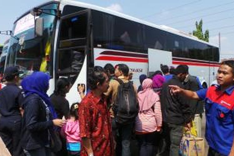 Pemudik Lebaran mengalami peningkata  di Terminal Kampung Rambutan, Jakarta Timur, Sabtu (3/8/2013).