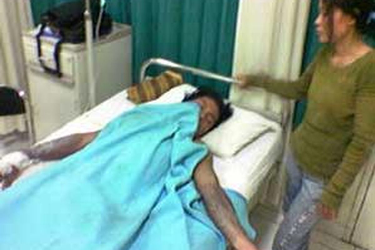 Carli (45) korban ledakan di kilang balongan Pertamina UP VI yang terjadi Selasa (28/10) sore. Tiga korban mengalami luka bakar, sembilan shock dan menderita gangguan pendengaran karena ledakan yang keras. 