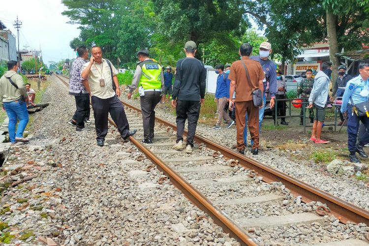 Pihak Kepolisian dari Polresta Malang Kota melakukan olah TKP (Tempat Kejadian Perkara) usai korban Irawan Hadi Suseno (49) tewas saat menyebrang rel kereta api pada Senin (17/1/2022) di depan Lapas Kelas I Malang, Jalan Asahan, Kelurahan Bunulrejo, Kecamatan Blimbing, Kota Malang. 