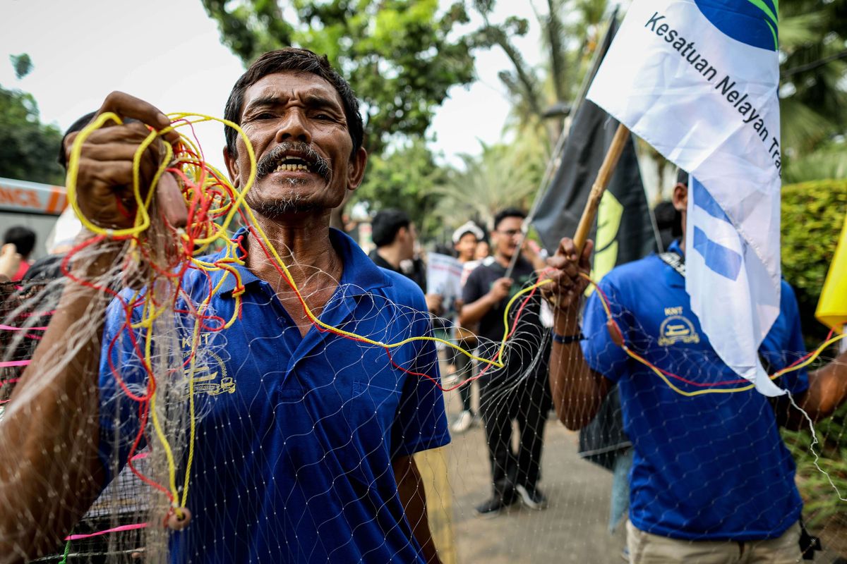 Mahasiswa dan nelayan menggelar aksi jalan mundur dari Tugu Patung Kuda ke Balai Kota DKI Jakarta untuk unjuk rasa di Jakarta Pusat, Senin (24/06/2019). Mereka menolak kebijakan Gubernur DKI Jakarta, Anies Baswedan yang menerbitkan izin mendirikan bangunan (IMB) di pulau C dan D reklamasi teluk Jakarta.