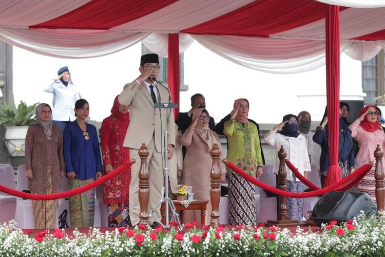 Gubernur Jawa Barat Ridwan Kamil saat memimpin gelar pasukan Lilin Lodaya 2023 di Gedung Sate, Jalan Diponegoro, Kota Bandung, Jawa Barat, Kamis (22/12/2022).