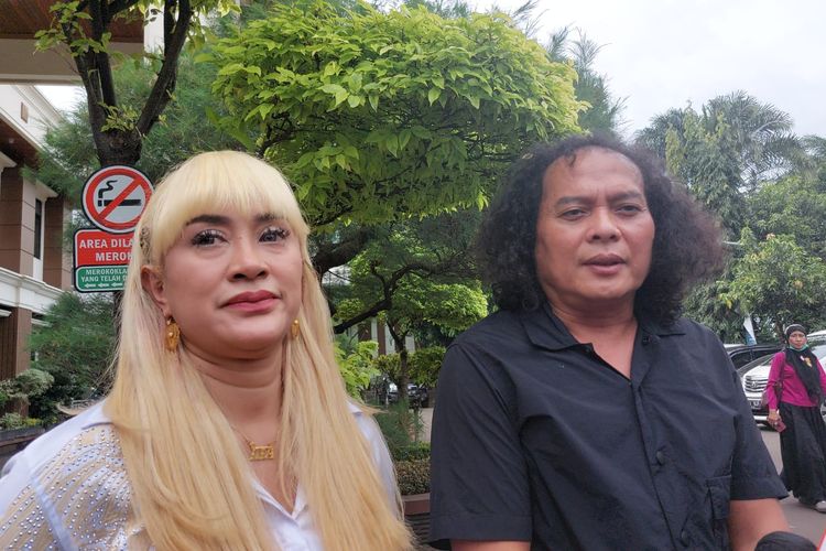 Penyanyi dangdut Lia Ladysta dan kuasa hukumnya, Deolipa Yumara, saat ditemui di Pengadilan Agama Jakarta Selatan pada Senin (6/2/2023).