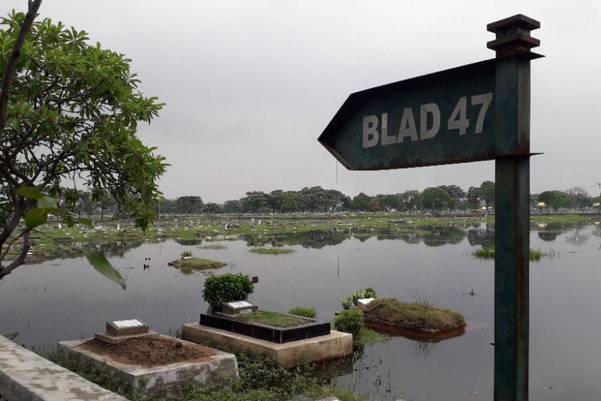 Tempat Pemakaman Umum Semper, Jakarta Utara, terendam banjir menyusul tibanya musim hujan, Selasa (4/12/2018).