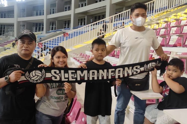 Niko (paling kiri) dan keluarganya saat menonton pertandingan Piala Presiden 2022, Persita Tangerang vs PSS Sleman, yang digelar di Stadion Manahan Solo pada Kamis (16/6/2022).