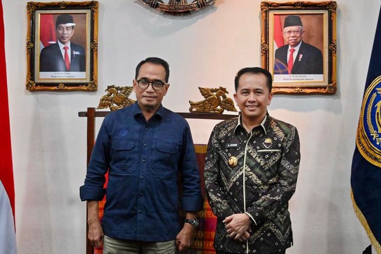 Menteri Perhubungan (Menhub) Budi Karya Sumadi bersama Penjabat (Pj) Gubernur Sumatera Selatan Agus Fatoni dalam agenda audiensi pembahasan reaktivasi Bandara Gatot Subroto Way Kanan.