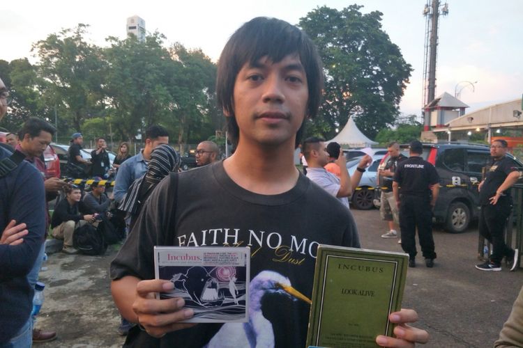 Rian DMASIV ditemui di area konser Incubus Live in Jakarta di Gambir Expo Kemayoran, Jakarta Pusat, Rabu (7/2/2018).