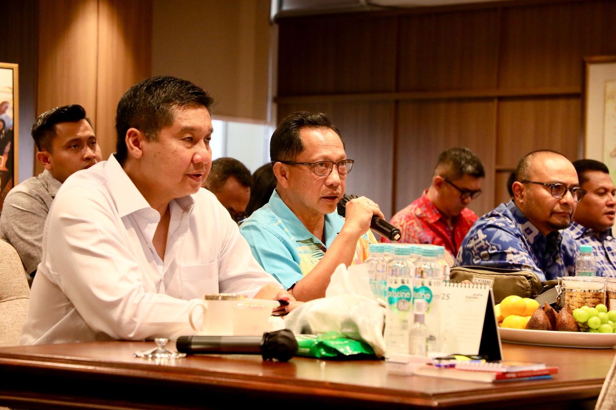 Menteri Dalam Negeri (Mendagri) Muhammad Tito Karnavian saat menghadiri Rapat Pembahasan Huntap Pascabencana di Wilayah Sumatera secara virtual dari Wisma Mandiri, Kementerian Perumahan dan Kawasan Permukiman (PKP), Jakarta, Kamis (25/12/2025).