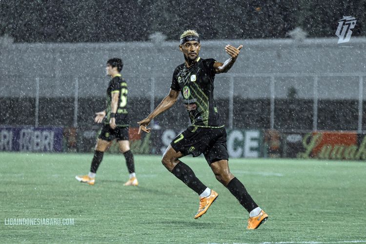 Pemain asing Barito Putera Bruno Matos mencetak dua gol saat pertandingan pekan 26 Liga 1 2021-2022 melawan Persela Lamongan yang berakhir dengan skor 2-4 di Stadion Kompyang Denpasar, Jumat (18/2/2022) malam.